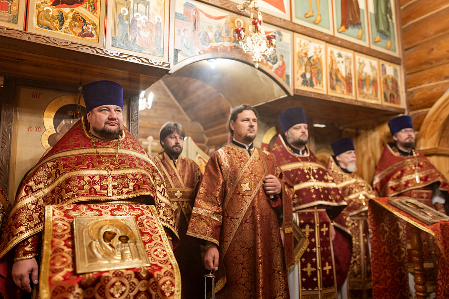 Божественная литургия в храме царственных страстотерпцев деревни Плещеево г.о. Подольск